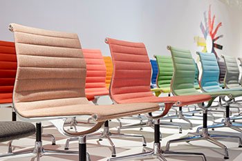sedie di diversi colori pastello
