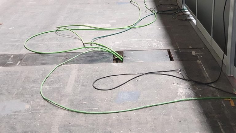 Câbles électriques sortant du conduit de services lors d'une foire commerciale