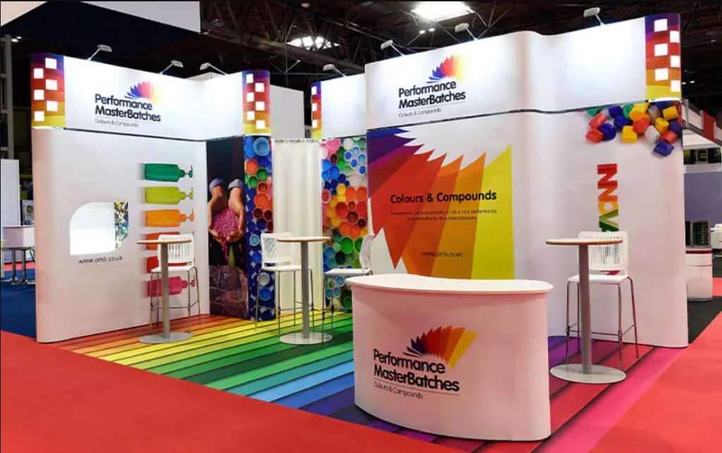 stand espositivo con tappeto stampato arcobaleno