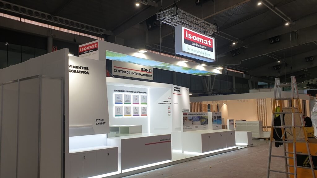 Stand de feria: ISOMAT Rebuild 2026: construccion de stand con superficies retroiluminadas, vista 1