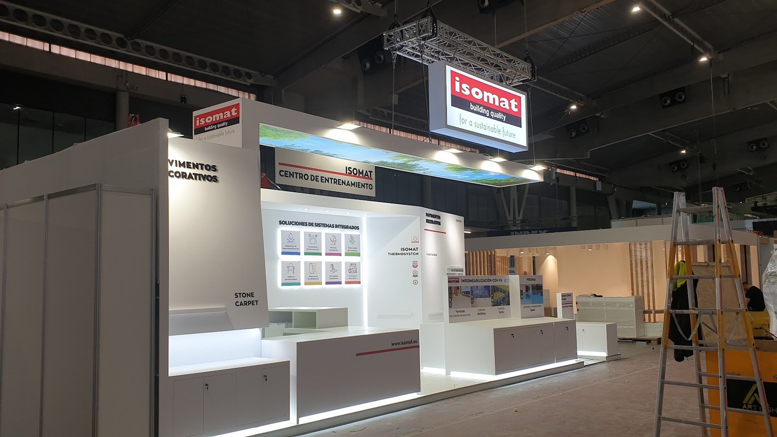 Stand de feria: ISOMAT Rebuild 2026: construccion de stand con superficies retroiluminadas, vista 1