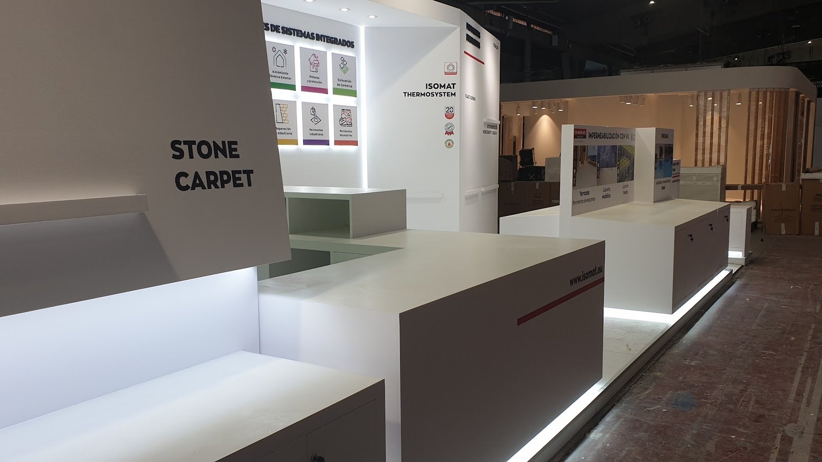 Stand de feria: ISOMAT Rebuild 2026: construccion de stand con superficies retroiluminadas, vista 2