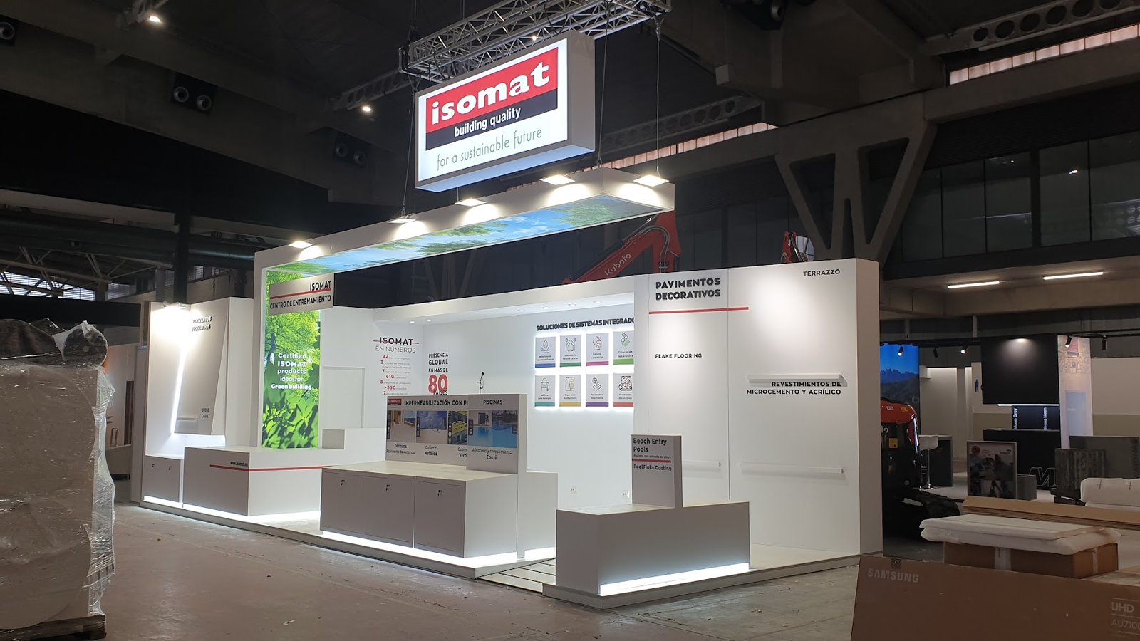 Stand de feria: ISOMAT Rebuild 2026: construccion de stand con superficies retroiluminadas, vista 4