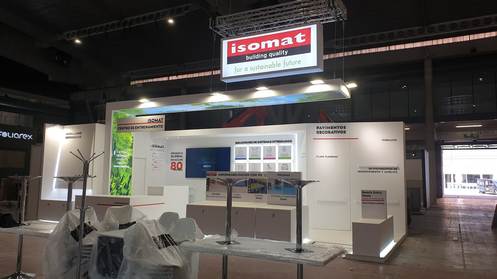 Stand de feria: ISOMAT Rebuild 2026: construccion de stand con superficies retroiluminadas, vista 7